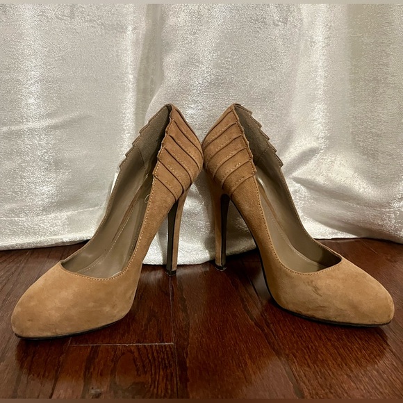 ALDO Beautiful Tan Suede Stiletto High Heel Pumps with detail on back. Size 36 - Picture 1 of 10